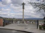 Desde este Mirado, donde se ubica este Cruceiro, se contempla una gran vista de la ciudad de Sarria. Ciudad histórica del Camino, pero hoy también constituye una Ciudad empresarial importante.