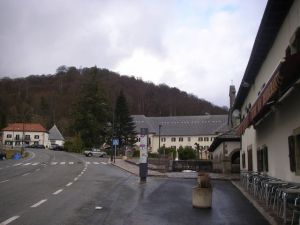 En febrero y marzo había nevado de forma abundante en Roncesvalles. La nieve alcanzó 4 metros de altura y cubría zonas del Monasterio. Ahora ya no nevaba, pero todavía se podía observar la nieve a finales de marzo.