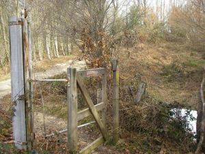Puerte de cierre de fincas en las sendas del Camino