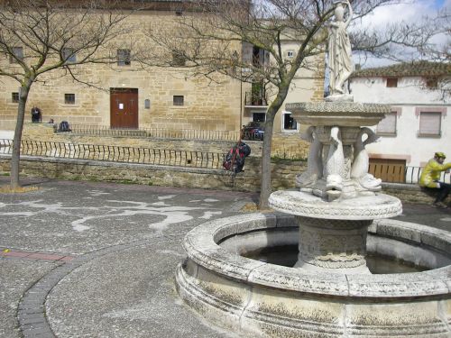 Fuente en la plaza de la Iglesia de Villatuerta