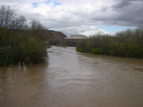 Ríó Ebro. Logroño. El caudal salía de su cauce por la inmensa lluvia