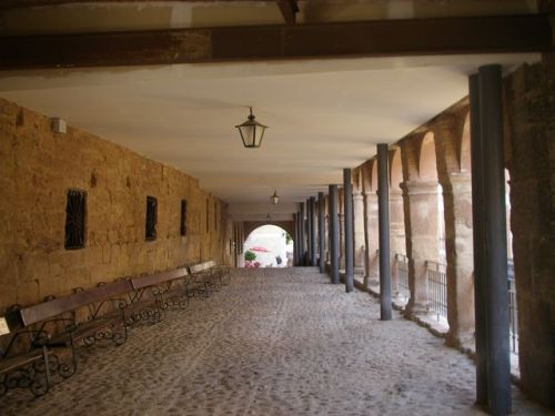 Navrrete.Navrrete. En estos porches, al fondo, está situado el Albergue de Peregrinos de Navarrete. Me atendieron muy bie