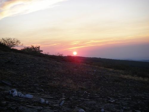 Salida del Sol al amanecer yendo a Foncebadón