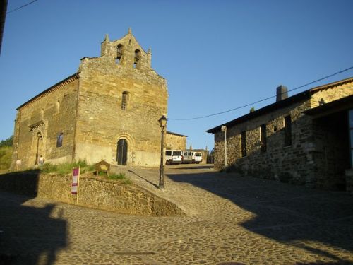 Iglesia de Santiago. Al lado derecho se encuentra el Albergue de Jato.