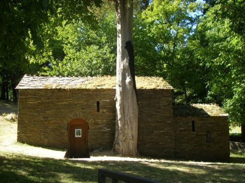 Samos. Monasterio Mozárabe y árbol centenario
