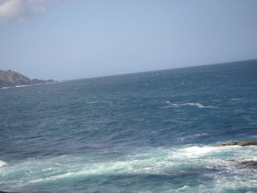 El fuerte viento elevaba las olas. 