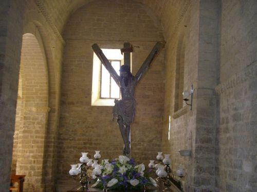 Carrióin de los Condes.. Cruz y Crucifijo con forma Y. El Crucifijo es orginal. La Cruz antes era de forma Látina, T, en lugar de la actual en forma de Y. Pero guarda más relación ésta con la forma del Crucifijo. 
