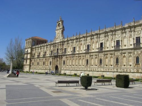 Mansilla de las Mulas a León. Plaza de San Marcos. León